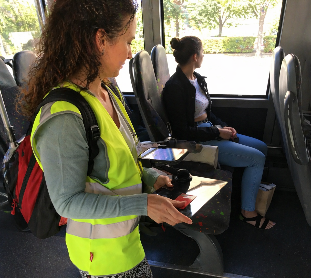 ChatGPT Image 22 avr. 2026, 14_15_20 Enquêtrice Mobilis avec tablette