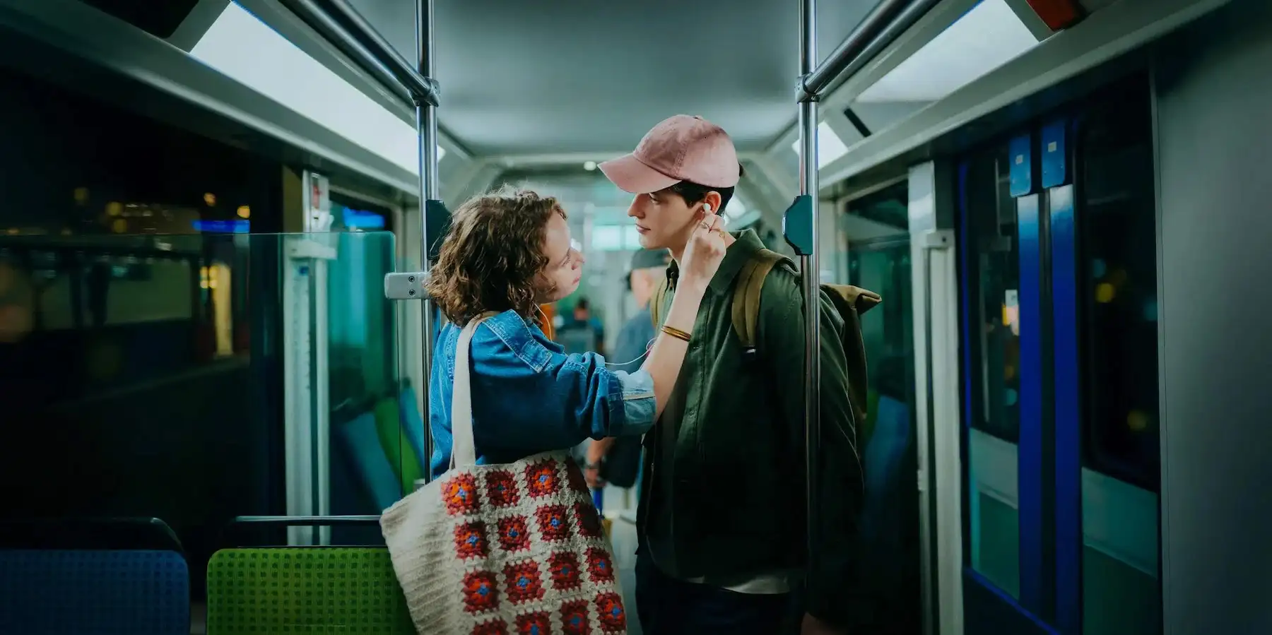 Couple en discussion dans un métro vide.