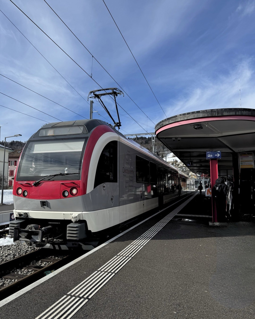 Train moderne rouge et blanc en gare