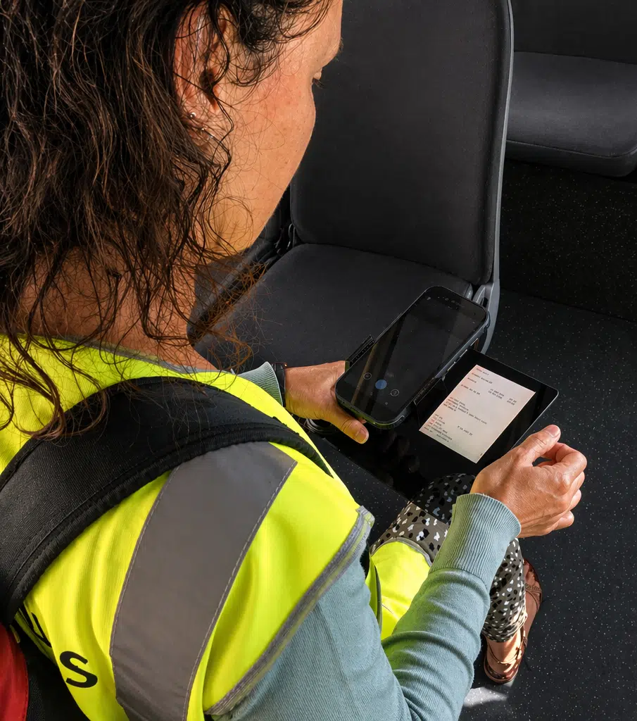 Photo retr 1 – Copie Enquêtrice Mobilis avec tablette